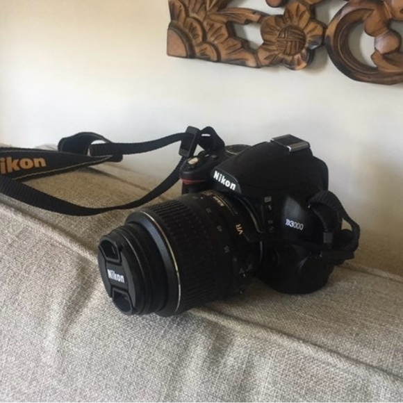 Nikon D3000 with Camera Bag - Picture 1 of 9